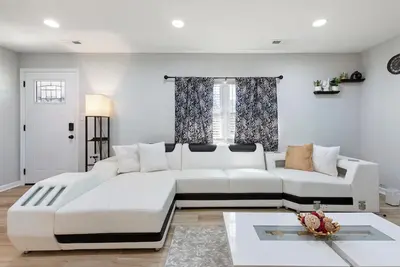 Image de Charming 4-bedroom bungalow with Ac and WiFi in Hampton, with washer and dryer.