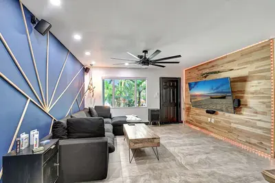 Image de Beach Breeze near downtown, beaches and golfing!