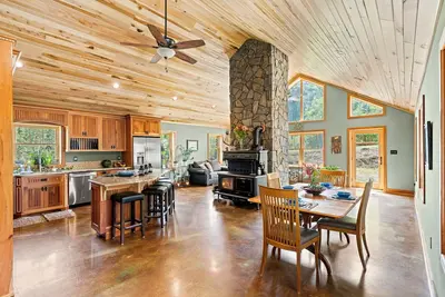 Image de Hideaway Farmhouse Suite on Signal Hill with Hot Tub