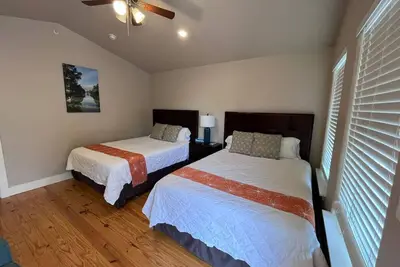 Image de Standalone Double Queen Cabin near River #14