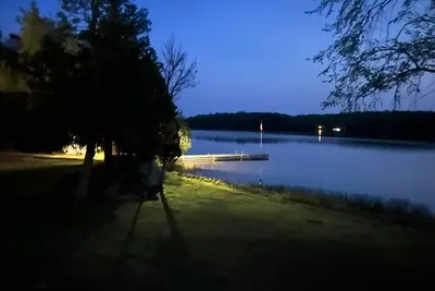 Image de Beautiful waterfront home minutes to Port Loring-family friendly, smoke/pet free