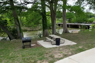 Image de Standalone Double Queen Cabin near River #12