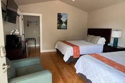 Image de Roadeside Standalone Double Queen Cabin #10
