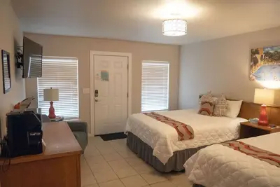 Image de Single Level Double Queen Beds Cabin 2 w/ Carport