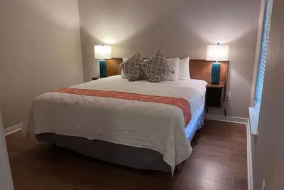 Image de Near River Deluxe King Suite Cabin w/Carport #4