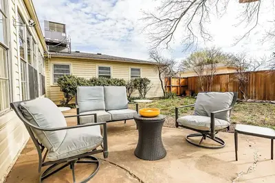 Image de Spacious 3-bedroom house with pool table in Lubbock.