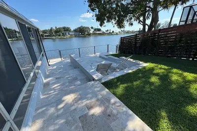 Image de Lakefront 5-bedroom, 4 bathroom home in tranquil Miami Lakes with Fitness room.