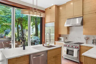 Image de Marvelous 6-bedroom apartment with Chef's Kitchen and Backyard Access in Nyc