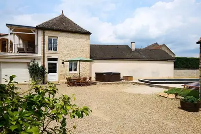 Image de Le Clos de la Côte-d'Or\nGîte 4 Etoiles situé à Ladoix-Serrigny, proche de Beaune