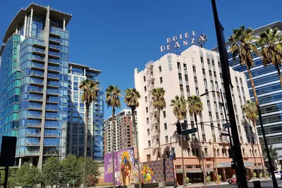 Image de Spacious, 2-story condo in Downtown San Jose w 24/7 security, parking, pool, gym