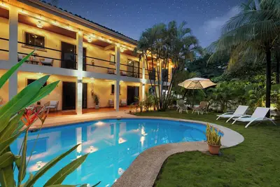 Image de Standard Suite: Cozy One-Bedroom Suite with Full Bed, Kitchenette & Pool Access