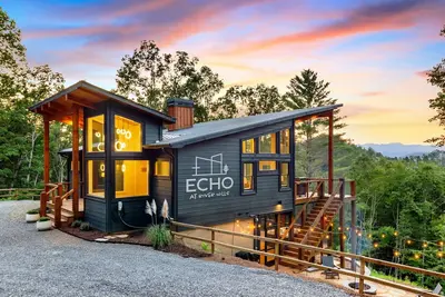 Image de Your Fall Retreat Chalet - New Construction