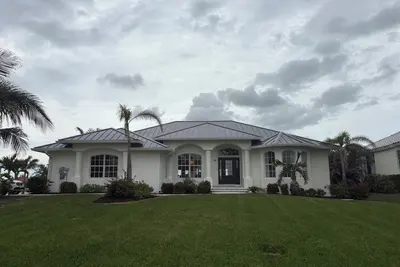 Image de 3 bedroom 4 bathroom house, heated pool, close to market and dining.