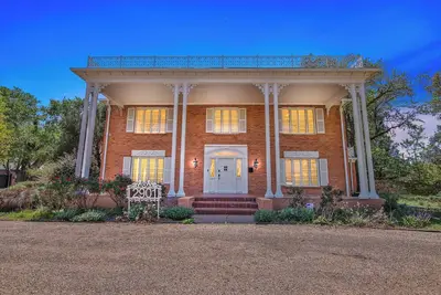 Image de Historic Governor’s Mansion across from Texas Tech