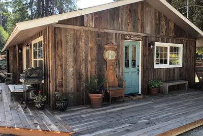 Beautiful and Charming Cottage with Hot Tub