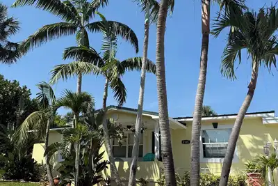 Image de Sunset Oasis - 3 bedroom house close to beaches in Jensen Beach. Pet friendly!