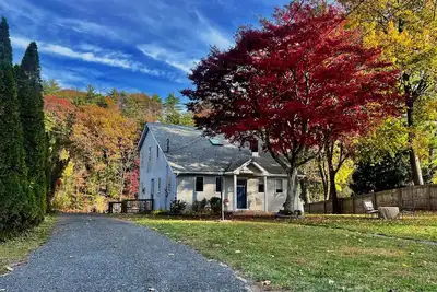 Image de Escape to a stunning two-story home nestled on serene Esopus Creek in Saugerties