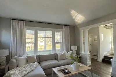Image de Cozy and accomodating designer home near downtown and McKennan Park - sleeps 10+