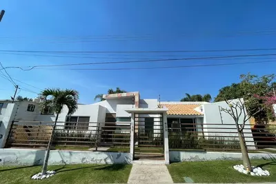 Image de Luxury home in secure subdivision