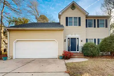 Image de Salt Pond home with on-site golf, indoor/outdoor pools, gym, & sports courts