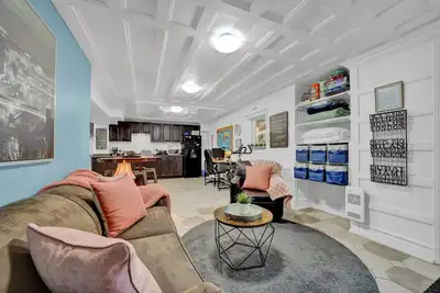 Airport-2-bdrm apartment-3bed-3tv Ac, fitness equip, WiFi