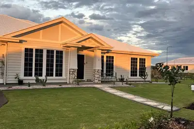 Image de Relax at this Hampton style Beach House 3 min drive to the centre of everything.