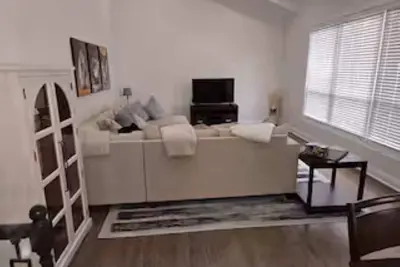 Image de Spacious newly rehabbed, 5-bedroom house in nice Skokie with Ac, WiFi