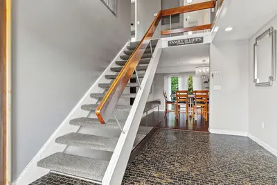 Image de Spacious 5-bedroom house in charming New London, Ct with WiFi & a Game Room.