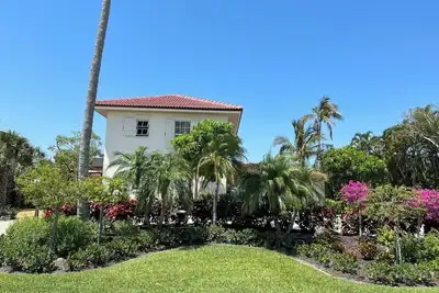 Image de Island Lakefront 5 Br, 4 bath, East End loc. Pool & spa. Ground level entry\n\n