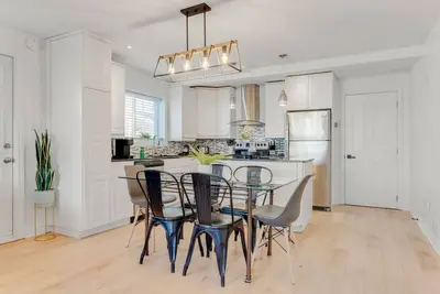 Image de Inviting and Cozy Gem Prime Location and Ev Parking