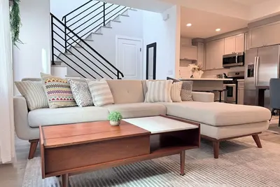 Image de Modern Family Haven - Minutes from Disney Magic/Knotts and Saigon