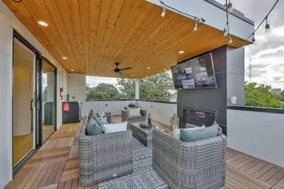 Image de New Modern Town-Home with Stunning Rooftop Views