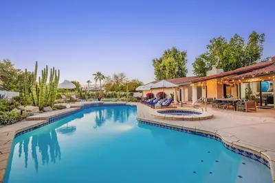 Image de Prime Location, Sparkling Pool, Relaxing Spa, Fun Sports Court, and Much More!
