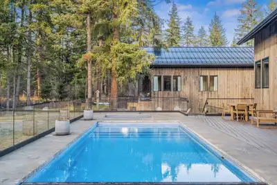 Image de A Spacious 8000 sqft Suncadia estate w/ heated Saltwater Pool and Hot tub