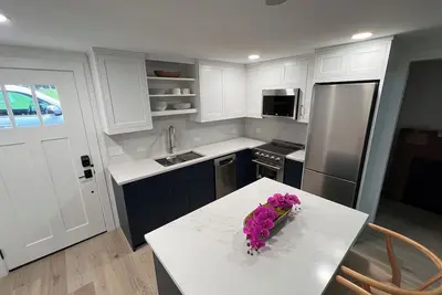 Image de Pelican Loft - LakeFront Marina Property! 2 Bedroom, Kitchen, 1 Bath