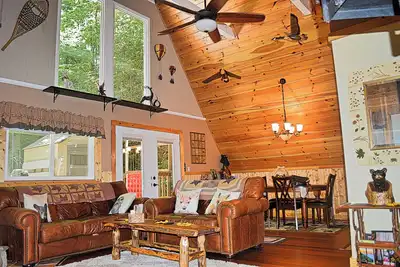 Image de Cozy A-Frame Cabin w/ Hot Tub • 3 Min to Downtown