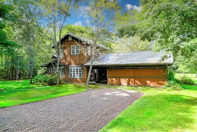 Image de Cozy Chq Farmhouse Escape by Stream & Cabin - 2. 8mi to Main Gate, sleeps 12!