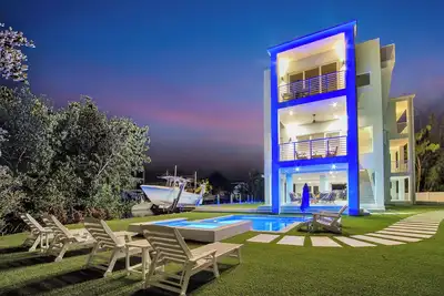 Image de Keys Casa: Elegant Waterfront Retreat, Sleeps 16, Elevator, Private Dock, Putt-Putt
