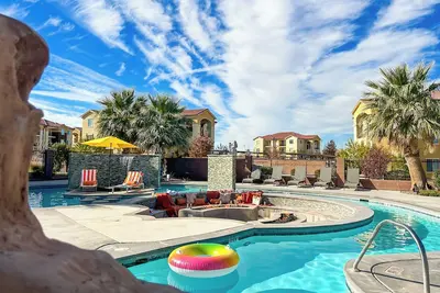 Image de Red Rock Roamin' | Private Hot Tub | Resort Amenities | Sleeps 21