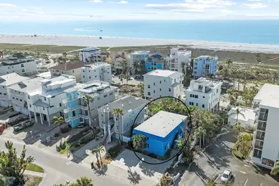 Image de The Sand Dollar Suite – Coastal Comfort with Style steps to Siesta Key Beach and Pet Friendly!