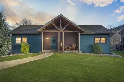 Image de Private Hot Tub Cozy Lodge, Walk to Lake Taneycomo, Free Tickets & Near State Park Marina