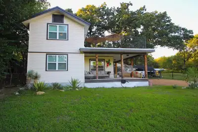 Image de Charming and cozy. Vintage New Orleans vibe. Balcony view, hot tub and fire pit.
