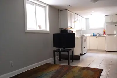 Image de Charming bedroom in a blissful house in wonderful Toronto with Ac and WiFi
