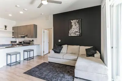 Image de Modern 2 bed 2 bathroom apt - 3 beds. Parking - Gym - Pool - Desk