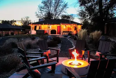 Image de Luxury 6br Arvada Oasis: Hot Tub & Fire Pit / 15 Mins to Denver/Red Rocks