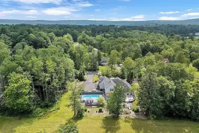 Image de Poconos Spacious 6-bedroom house in marvelous Blakeslee with Pool & Gamerooms