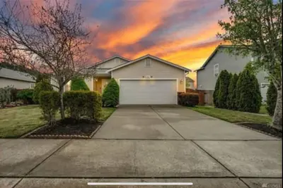 Image de Beautifully furnished home w\/river a minute away. Charming house in Orting.