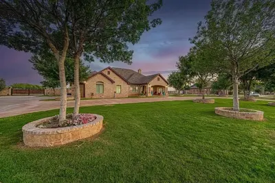Image de Charming 4-bedroom house + pool + with Ac and WiFi in lovely Midland, Tx.