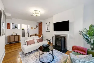 Image de Historic Beacon Hill Charm: Modern Apt w/ Patio, High-Speed WiFi, Steps to Cafes and Boston Commons!