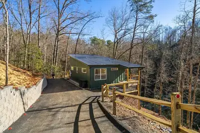 Image de Treehouse Cabin with XLarge Outside Living Space  10 Mins from downtown!